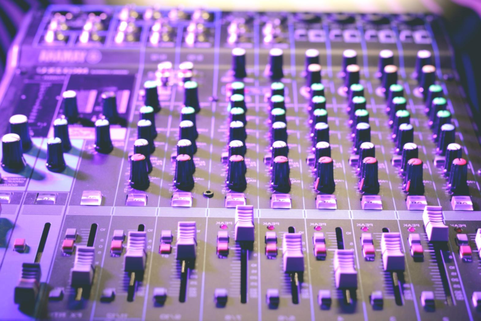 Team aziendale che lavora insieme su progetto creativo con elementi musicali e business