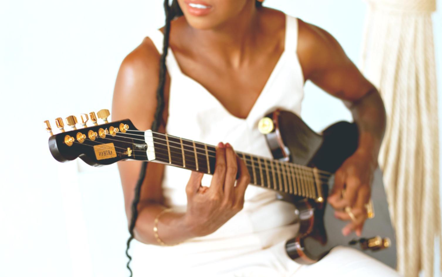 Produttore musicale al lavoro con software di composizione