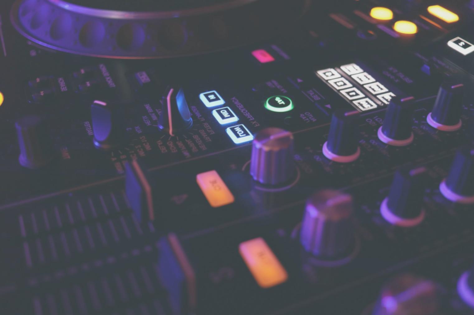 Musicista al lavoro su una composizione