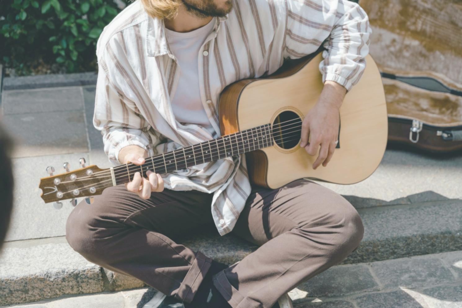 Sessione di formazione pratica con strumenti musicali e lavagne collaborative