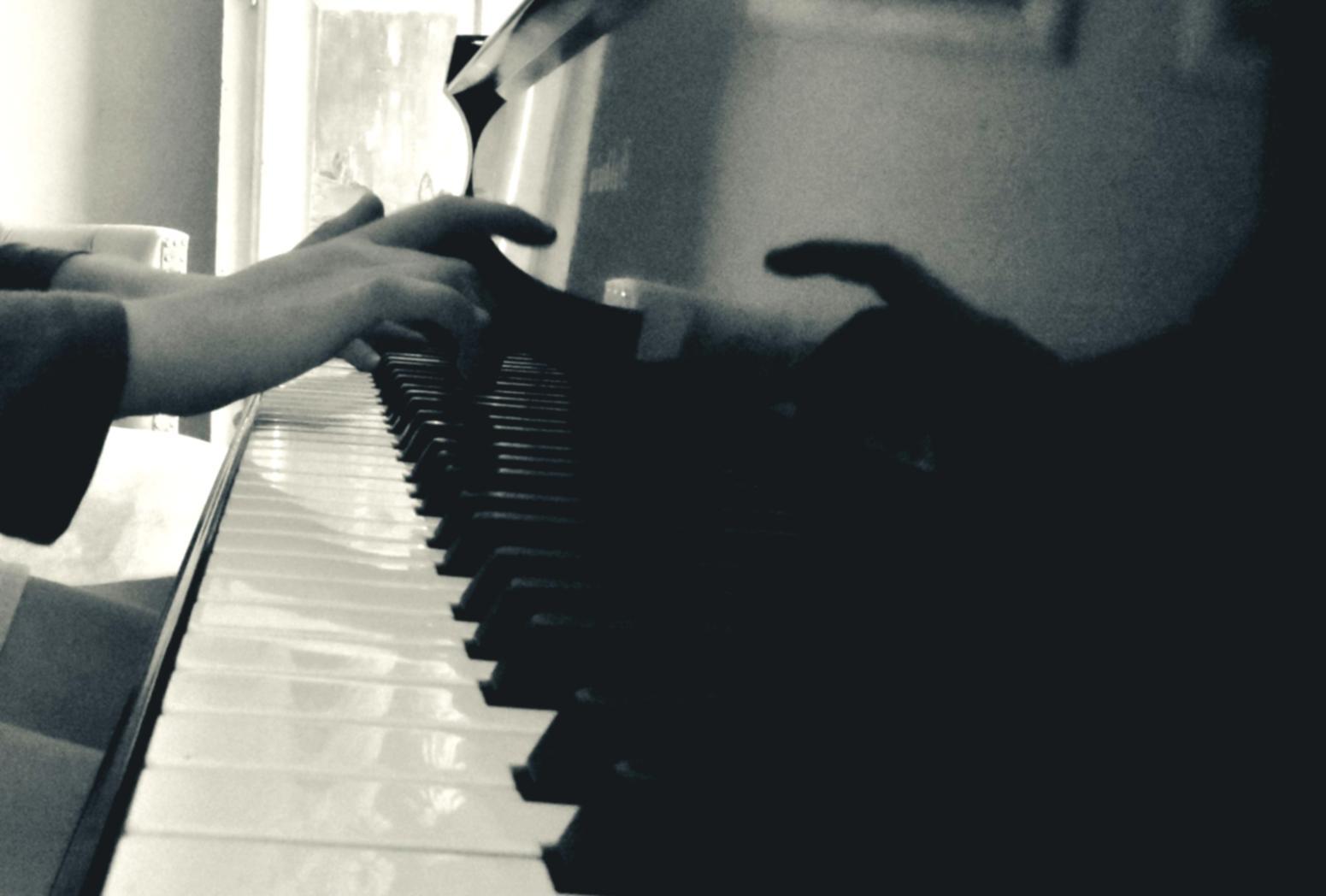 Sessione di studio musicale con spartiti e strumenti