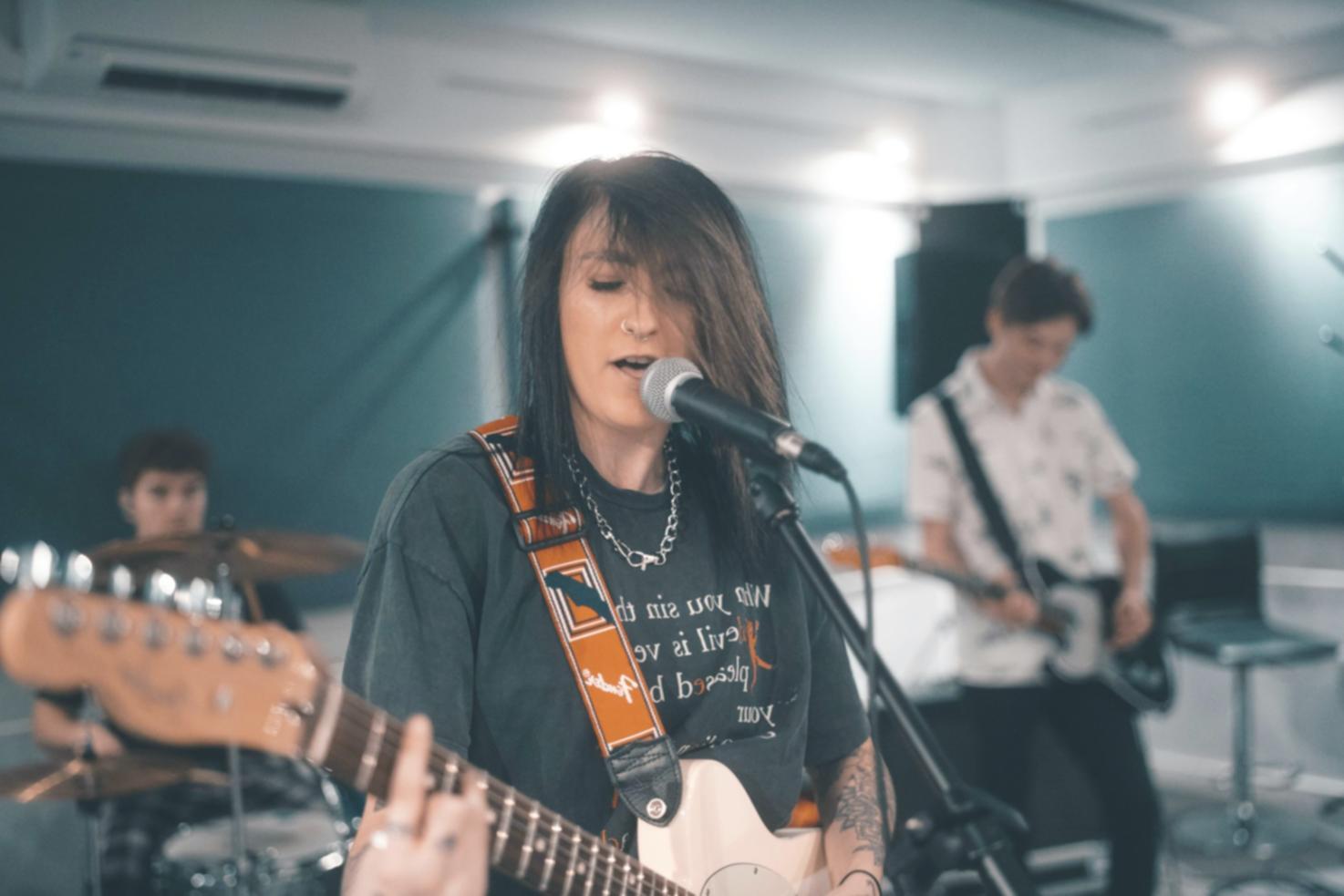 Team di professionisti durante sessione di formazione musicale collaborativa