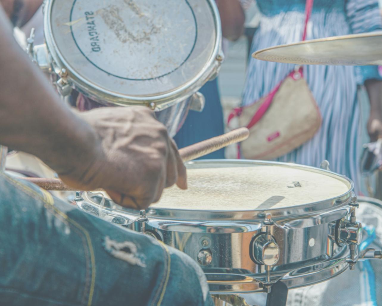 Studenti del programma pilvarenox durante una sessione di composizione collaborativa