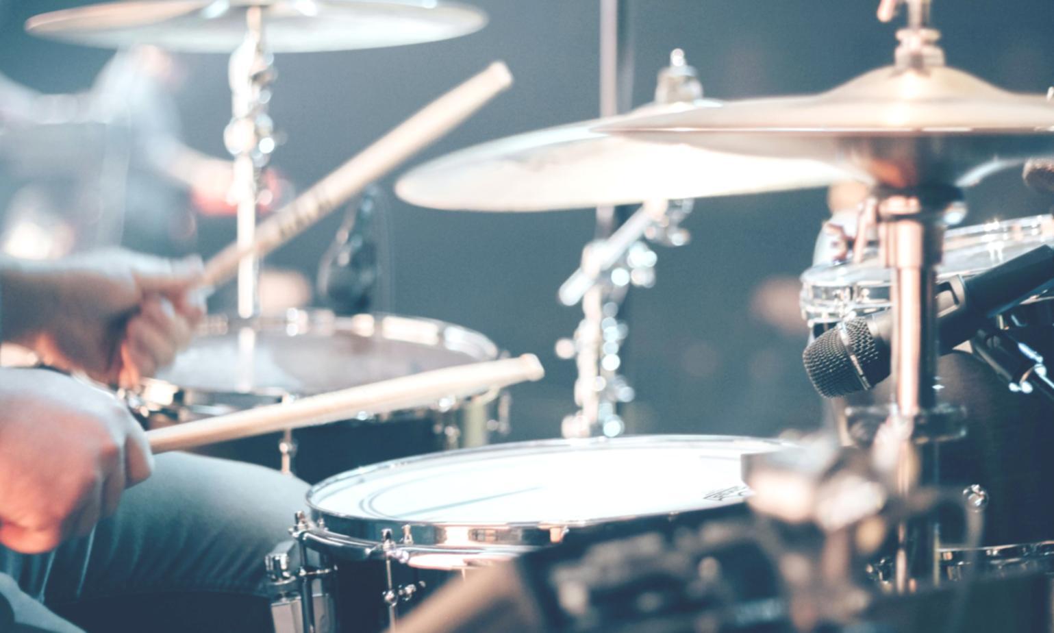 Studio di registrazione professionale con strumenti musicali